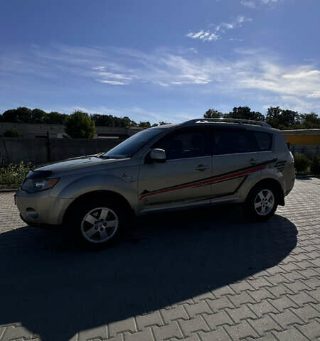 Бежевый Мицубиси Аутлендер, объемом двигателя 2.4 л и пробегом 290 тыс. км за 8500 $, фото 2 на Automoto.ua