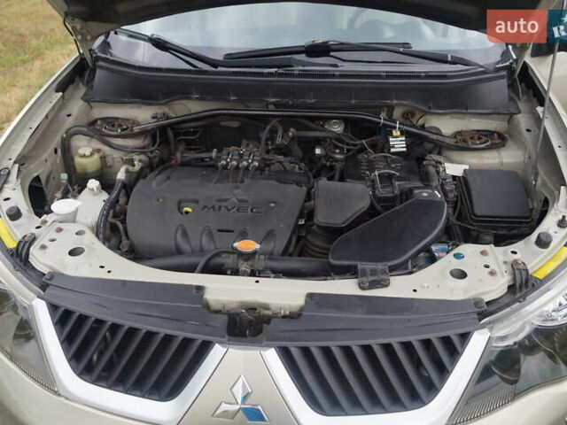 Бежевий Міцубісі Аутлендер, об'ємом двигуна 2.36 л та пробігом 207 тис. км за 10800 $, фото 52 на Automoto.ua