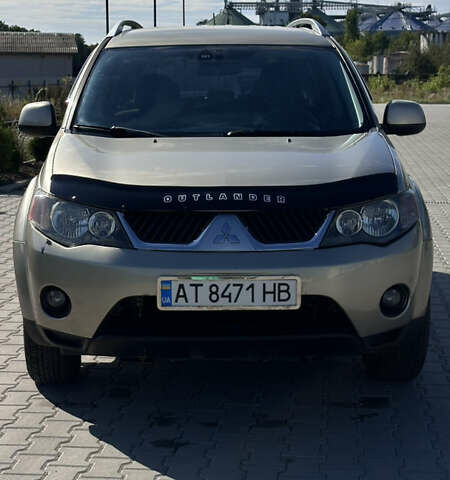 Бежевый Мицубиси Аутлендер, объемом двигателя 2.4 л и пробегом 290 тыс. км за 8500 $, фото 1 на Automoto.ua