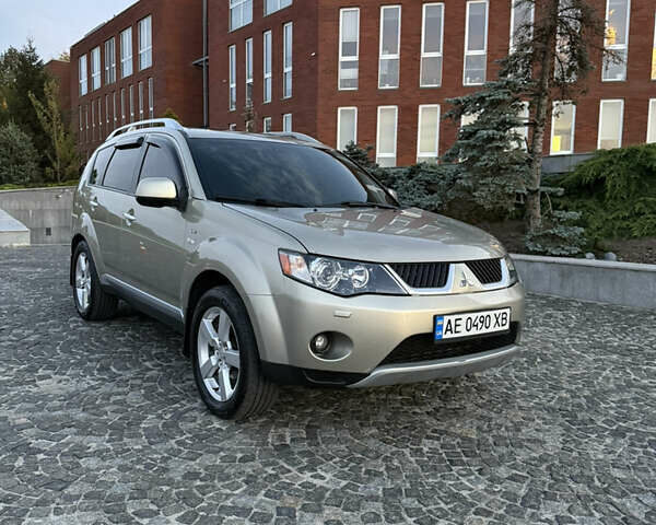 Бежевый Мицубиси Аутлендер, объемом двигателя 3 л и пробегом 223 тыс. км за 10000 $, фото 2 на Automoto.ua