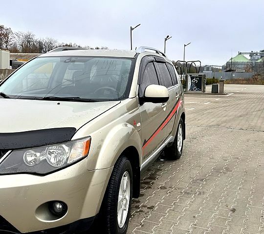 Бежевий Міцубісі Аутлендер, об'ємом двигуна 2.4 л та пробігом 270 тис. км за 8500 $, фото 2 на Automoto.ua