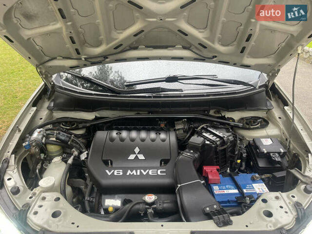 Бежевый Мицубиси Аутлендер, объемом двигателя 3 л и пробегом 246 тыс. км за 8250 $, фото 20 на Automoto.ua