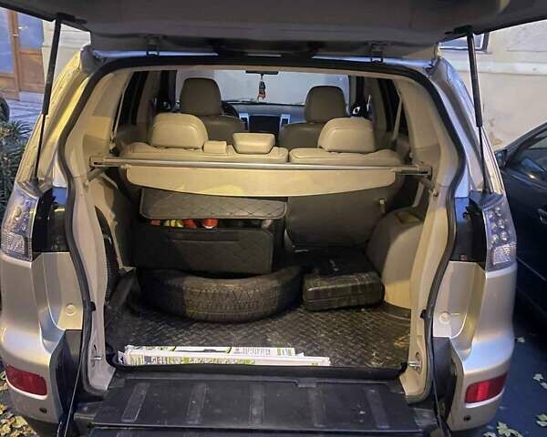 Бежевий Міцубісі Аутлендер, об'ємом двигуна 3 л та пробігом 195 тис. км за 8750 $, фото 3 на Automoto.ua