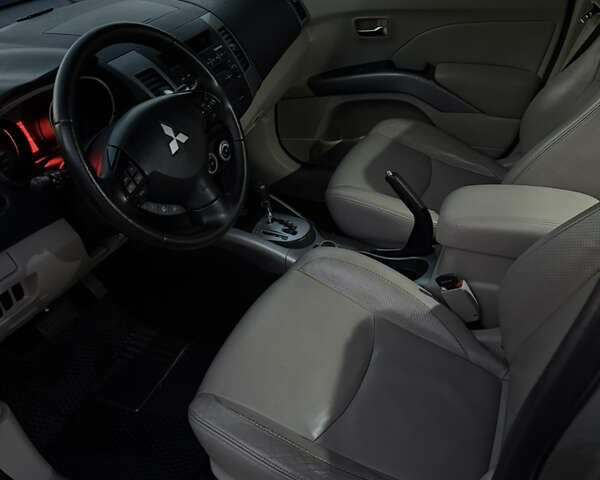 Бежевый Мицубиси Аутлендер, объемом двигателя 3 л и пробегом 223 тыс. км за 10000 $, фото 7 на Automoto.ua