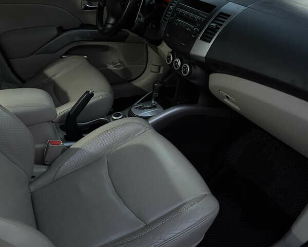 Бежевый Мицубиси Аутлендер, объемом двигателя 3 л и пробегом 223 тыс. км за 10000 $, фото 8 на Automoto.ua