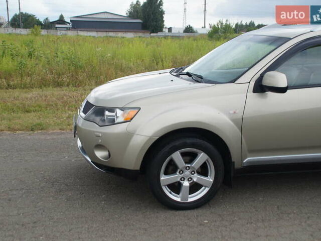 Бежевий Міцубісі Аутлендер, об'ємом двигуна 2.36 л та пробігом 207 тис. км за 10800 $, фото 5 на Automoto.ua