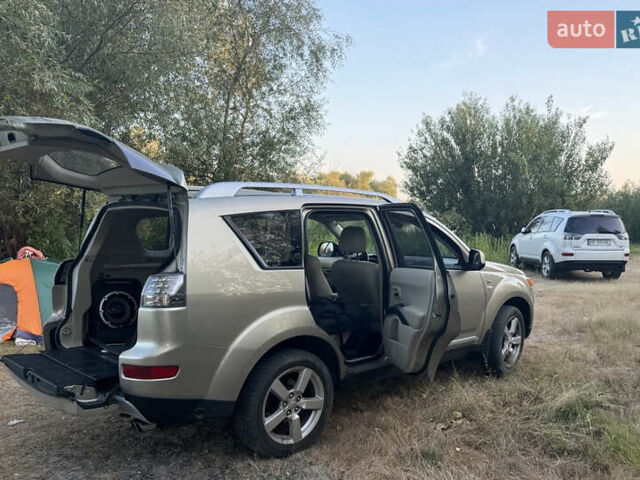 Міцубісі Аутлендер 2008 у Києві на Automoto.ua Бежевий Міцубісі Аутлендер, об'ємом двигуна 3 л та пробігом 337 тис. км за 11900 $, фото 15 на Automoto.ua