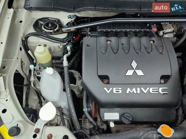 Бежевый Мицубиси Аутлендер, объемом двигателя 3 л и пробегом 278 тыс. км за 11000 $, фото 4 на Automoto.ua