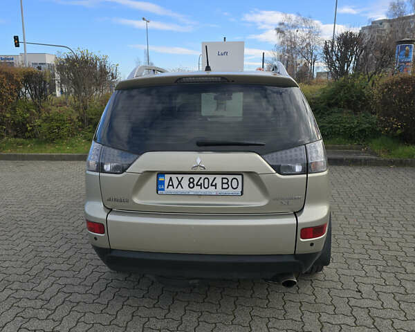 Бежевый Мицубиси Аутлендер, объемом двигателя 2.36 л и пробегом 159 тыс. км за 9683 $, фото 1 на Automoto.ua