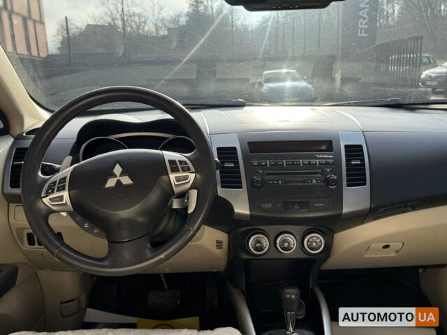 Бежевий Міцубісі Аутлендер, об'ємом двигуна 2.4 л та пробігом 195 тис. км за 8500 $, фото 16 на Automoto.ua