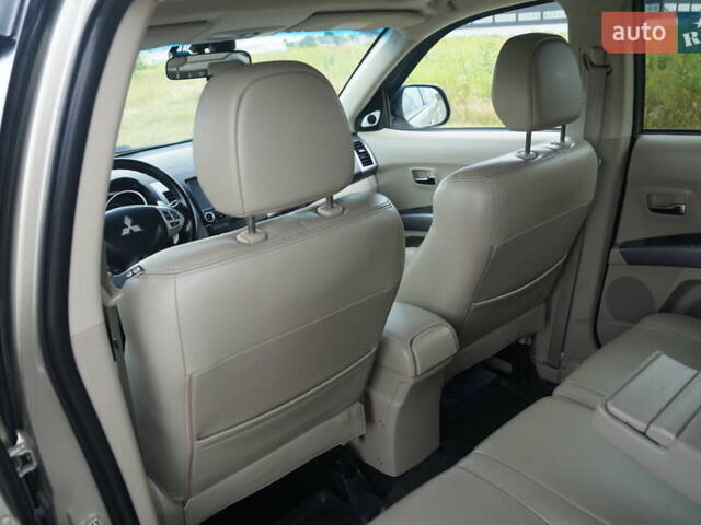 Бежевий Міцубісі Аутлендер, об'ємом двигуна 2.36 л та пробігом 207 тис. км за 10800 $, фото 38 на Automoto.ua