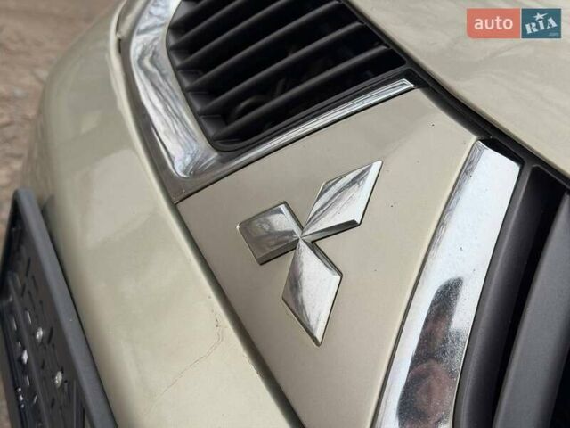 Бежевый Мицубиси Аутлендер, объемом двигателя 3 л и пробегом 178 тыс. км за 9450 $, фото 4 на Automoto.ua