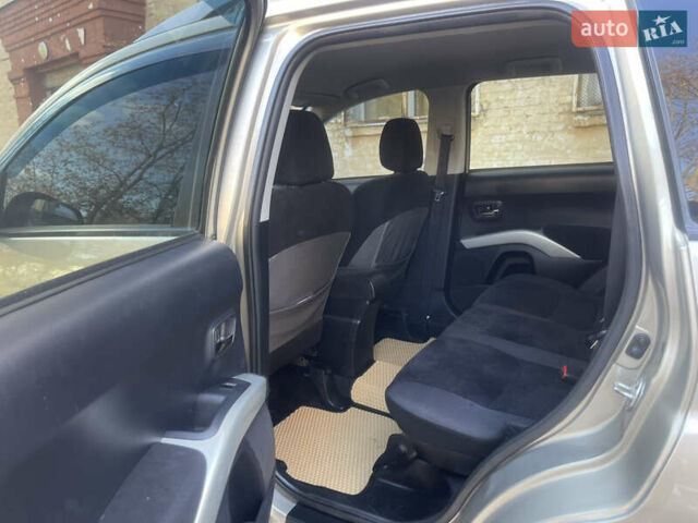 Бежевый Мицубиси Аутлендер, объемом двигателя 3 л и пробегом 246 тыс. км за 8250 $, фото 12 на Automoto.ua