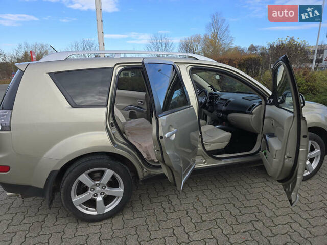 Бежевый Мицубиси Аутлендер, объемом двигателя 2.36 л и пробегом 159 тыс. км за 9683 $, фото 5 на Automoto.ua