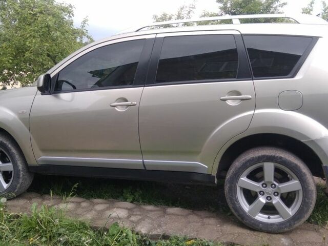 Бежевый Мицубиси Аутлендер, объемом двигателя 2 л и пробегом 330 тыс. км за 7700 $, фото 1 на Automoto.ua