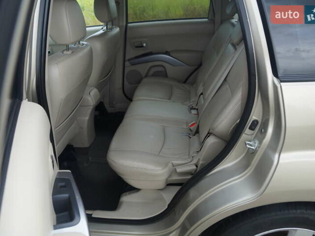 Бежевий Міцубісі Аутлендер, об'ємом двигуна 2.36 л та пробігом 207 тис. км за 10800 $, фото 36 на Automoto.ua