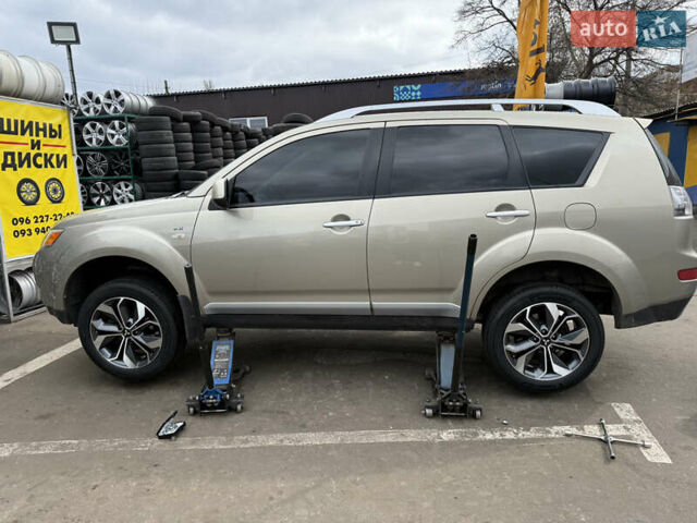 Міцубісі Аутлендер 2008 у Києві на Automoto.ua Бежевий Міцубісі Аутлендер, об'ємом двигуна 3 л та пробігом 337 тис. км за 11900 $, фото 11 на Automoto.ua