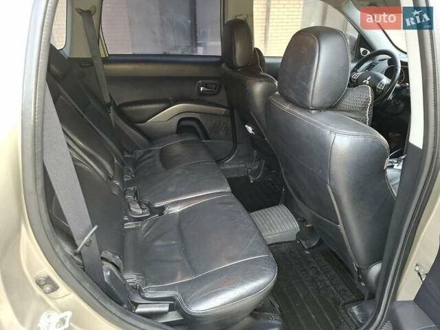 Бежевий Міцубісі Аутлендер, об'ємом двигуна 3 л та пробігом 266 тис. км за 8500 $, фото 7 на Automoto.ua