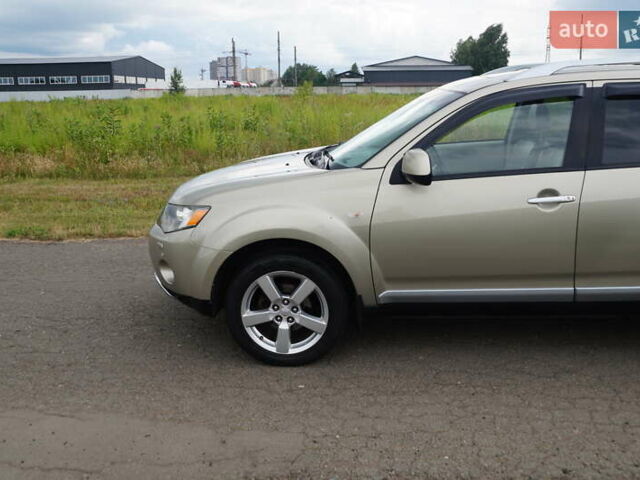Бежевий Міцубісі Аутлендер, об'ємом двигуна 2.36 л та пробігом 207 тис. км за 10800 $, фото 7 на Automoto.ua