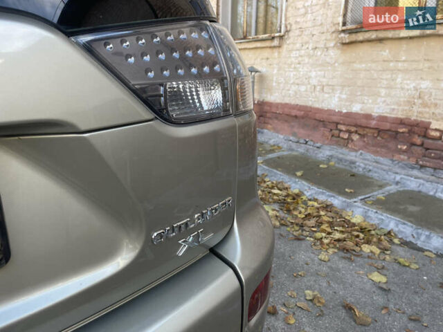 Бежевый Мицубиси Аутлендер, объемом двигателя 3 л и пробегом 246 тыс. км за 8250 $, фото 8 на Automoto.ua