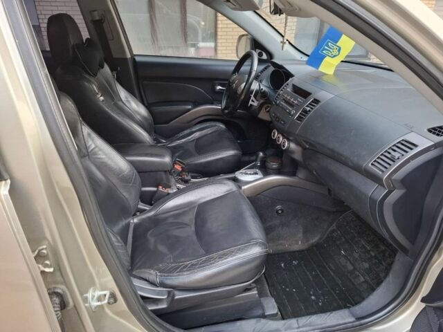 Бежевий Міцубісі Аутлендер, об'ємом двигуна 3 л та пробігом 266 тис. км за 8500 $, фото 8 на Automoto.ua