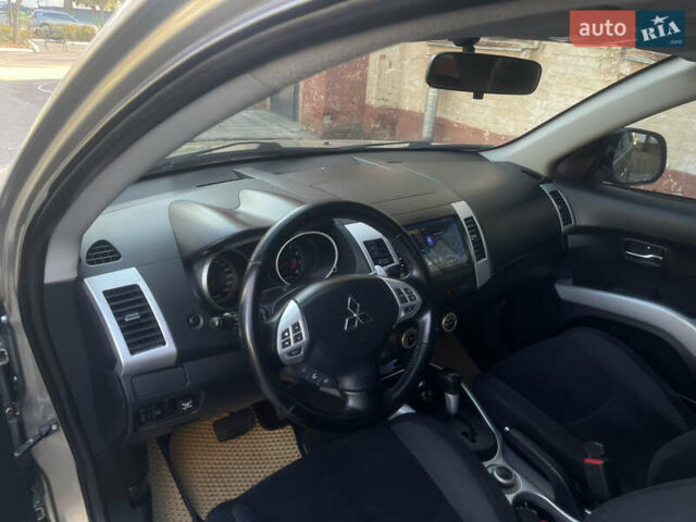 Бежевый Мицубиси Аутлендер, объемом двигателя 3 л и пробегом 246 тыс. км за 8250 $, фото 10 на Automoto.ua