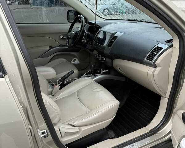 Міцубісі Аутлендер 2008 у Києві на Automoto.ua Бежевий Міцубісі Аутлендер, об'ємом двигуна 3 л та пробігом 337 тис. км за 11900 $, фото 13 на Automoto.ua
