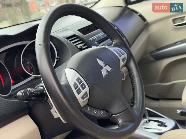 Бежевый Мицубиси Аутлендер, объемом двигателя 3 л и пробегом 178 тыс. км за 9450 $, фото 31 на Automoto.ua