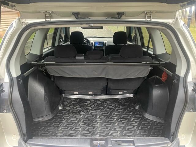 Бежевый Мицубиси Аутлендер, объемом двигателя 3 л и пробегом 240 тыс. км за 8200 $, фото 7 на Automoto.ua