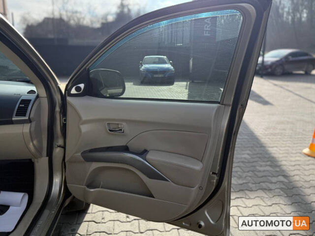 Бежевий Міцубісі Аутлендер, об'ємом двигуна 2.4 л та пробігом 195 тис. км за 8500 $, фото 20 на Automoto.ua