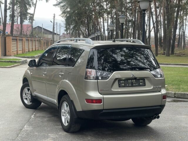 Бежевий Міцубісі Аутлендер, об'ємом двигуна 3 л та пробігом 240 тис. км за 8200 $, фото 2 на Automoto.ua