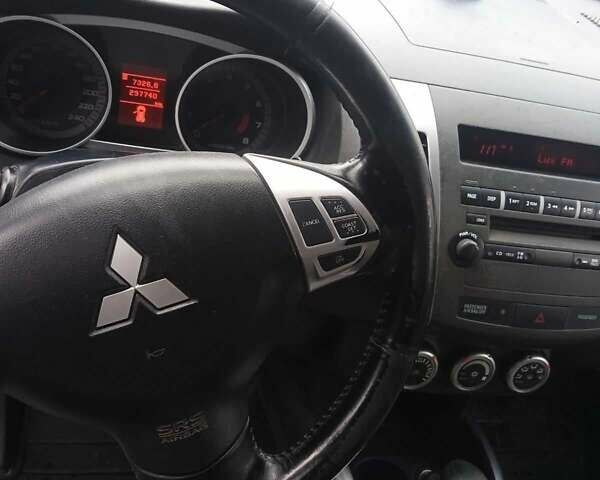 Бежевий Міцубісі Аутлендер, об'ємом двигуна 2.4 л та пробігом 290 тис. км за 6800 $, фото 4 на Automoto.ua