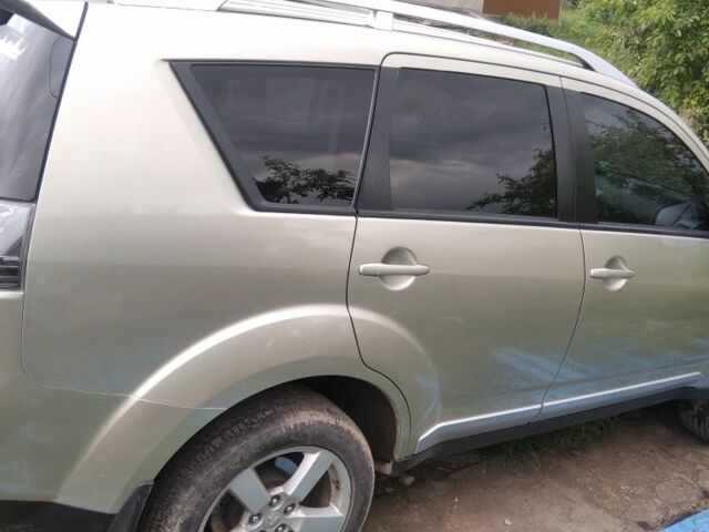 Бежевый Мицубиси Аутлендер, объемом двигателя 2 л и пробегом 330 тыс. км за 7700 $, фото 2 на Automoto.ua