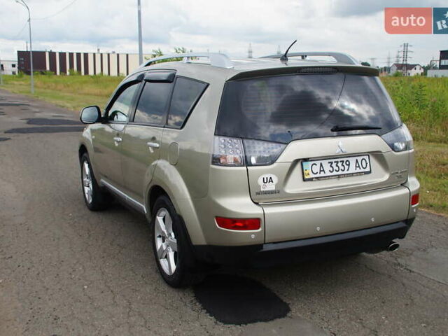 Бежевий Міцубісі Аутлендер, об'ємом двигуна 2.36 л та пробігом 207 тис. км за 10800 $, фото 12 на Automoto.ua