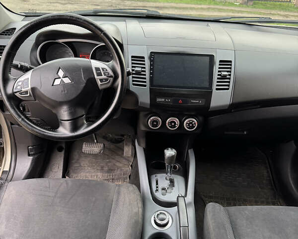 Бежевий Міцубісі Аутлендер, об'ємом двигуна 2.4 л та пробігом 301 тис. км за 6100 $, фото 11 на Automoto.ua