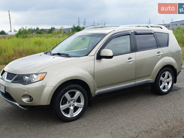 Бежевий Міцубісі Аутлендер, об'ємом двигуна 2.36 л та пробігом 207 тис. км за 10800 $, фото 4 на Automoto.ua