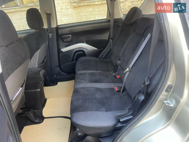 Бежевый Мицубиси Аутлендер, объемом двигателя 3 л и пробегом 246 тыс. км за 8250 $, фото 11 на Automoto.ua