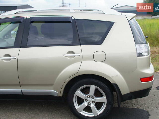 Бежевий Міцубісі Аутлендер, об'ємом двигуна 2.36 л та пробігом 207 тис. км за 10800 $, фото 11 на Automoto.ua