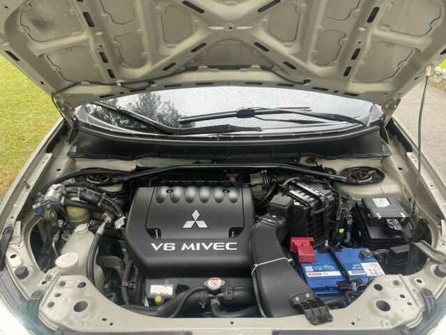 Бежевий Міцубісі Аутлендер, об'ємом двигуна 3 л та пробігом 240 тис. км за 8200 $, фото 6 на Automoto.ua