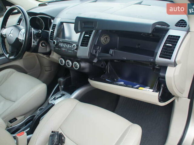 Бежевий Міцубісі Аутлендер, об'ємом двигуна 2.36 л та пробігом 207 тис. км за 10800 $, фото 48 на Automoto.ua