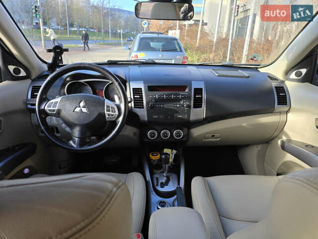 Бежевый Мицубиси Аутлендер, объемом двигателя 2.36 л и пробегом 159 тыс. км за 9683 $, фото 7 на Automoto.ua