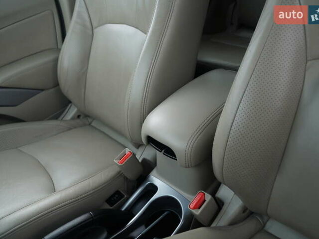 Бежевий Міцубісі Аутлендер, об'ємом двигуна 2.36 л та пробігом 207 тис. км за 10800 $, фото 32 на Automoto.ua