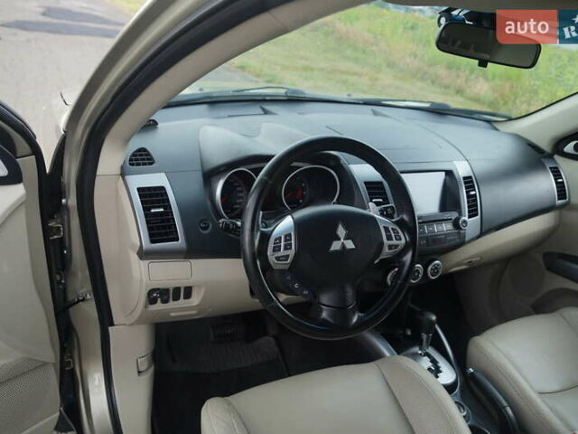 Бежевий Міцубісі Аутлендер, об'ємом двигуна 2.36 л та пробігом 207 тис. км за 10800 $, фото 31 на Automoto.ua