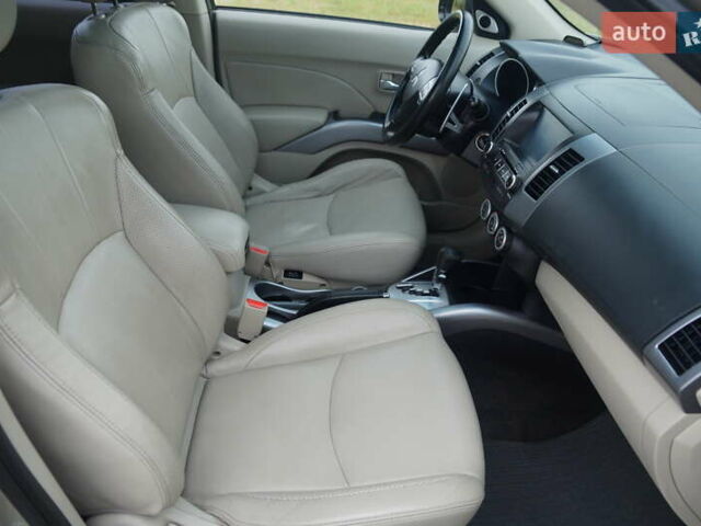 Бежевий Міцубісі Аутлендер, об'ємом двигуна 2.36 л та пробігом 207 тис. км за 10800 $, фото 47 на Automoto.ua