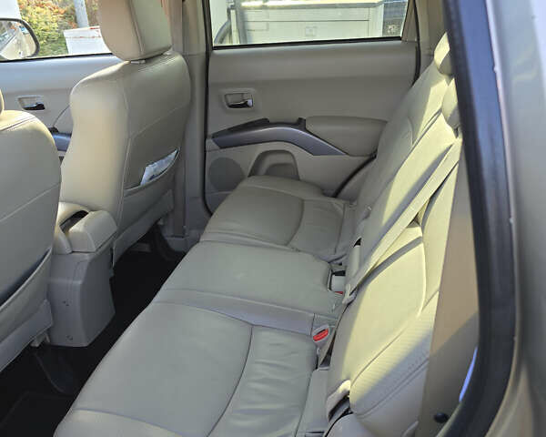 Бежевый Мицубиси Аутлендер, объемом двигателя 2.36 л и пробегом 159 тыс. км за 9683 $, фото 6 на Automoto.ua