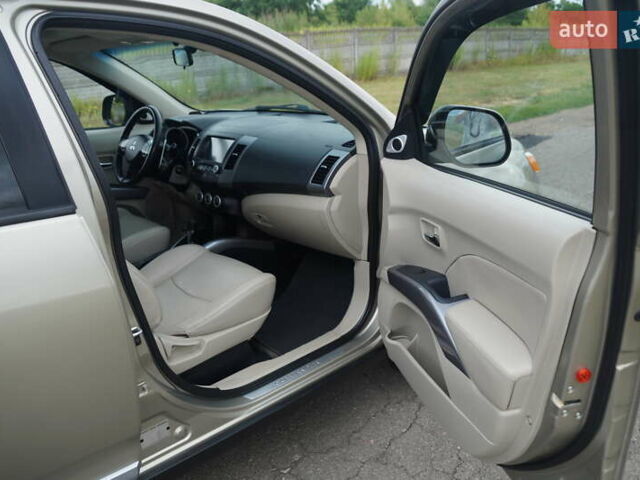 Бежевий Міцубісі Аутлендер, об'ємом двигуна 2.36 л та пробігом 207 тис. км за 10800 $, фото 45 на Automoto.ua