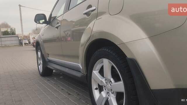 Бежевый Мицубиси Аутлендер, объемом двигателя 2.36 л и пробегом 200 тыс. км за 8300 $, фото 17 на Automoto.ua