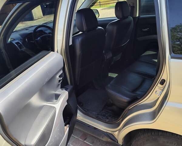 Бежевый Мицубиси Аутлендер, объемом двигателя 2.36 л и пробегом 281 тыс. км за 8500 $, фото 10 на Automoto.ua