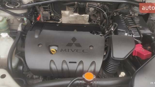 Бежевий Міцубісі Аутлендер, об'ємом двигуна 2.36 л та пробігом 240 тис. км за 9250 $, фото 10 на Automoto.ua