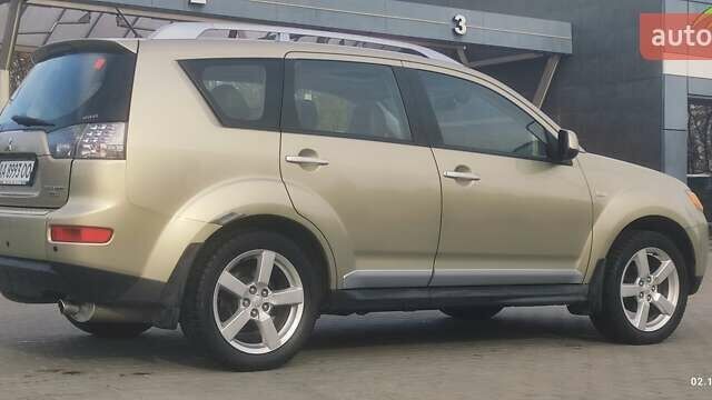 Бежевый Мицубиси Аутлендер, объемом двигателя 2.36 л и пробегом 200 тыс. км за 8300 $, фото 1 на Automoto.ua